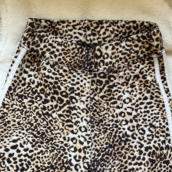 Fleece Lined Cheetah Print Leggings - Picture 4 of 6